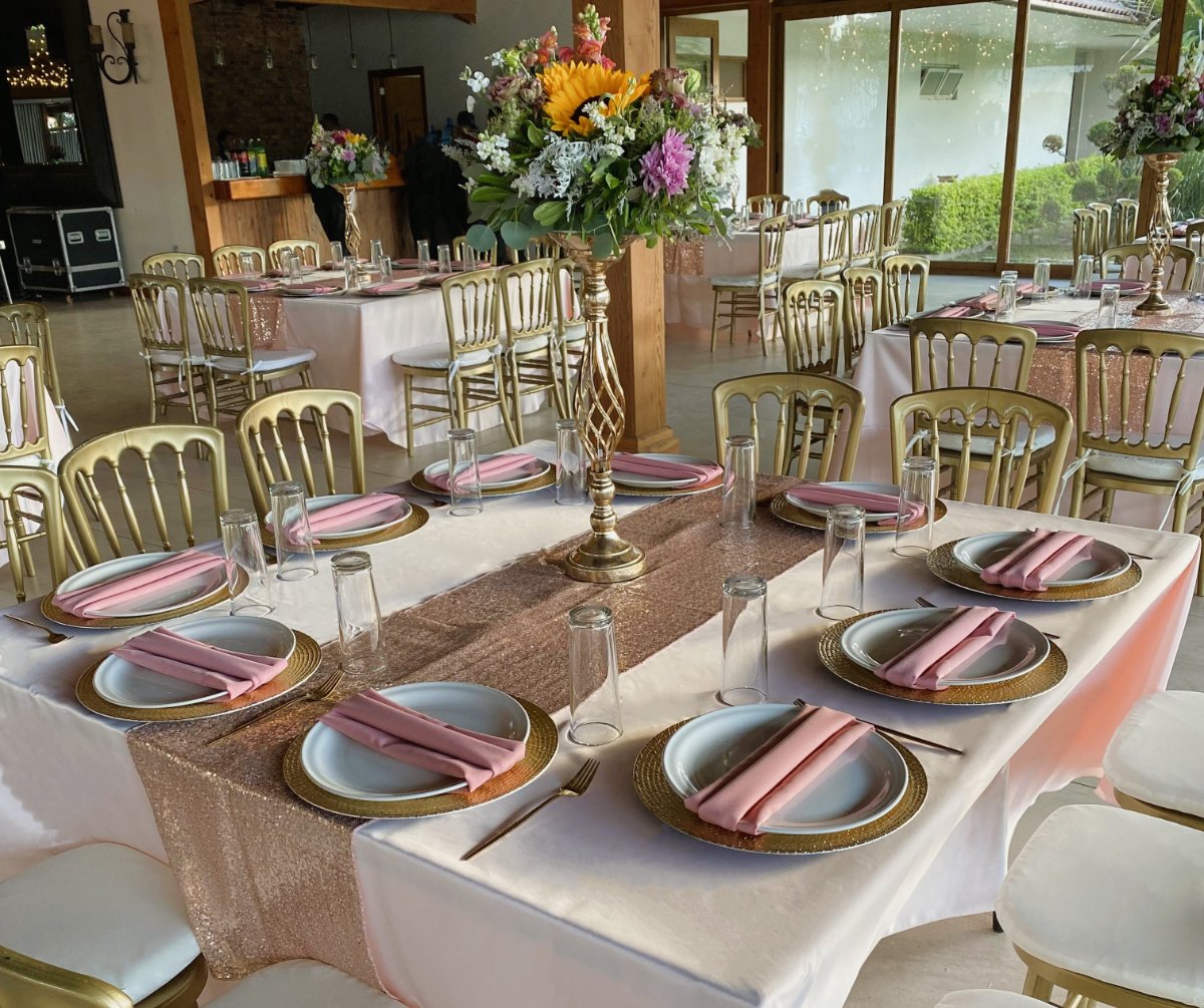 Montaje de mesa para fiesta de XV años colores rosas en salón 
