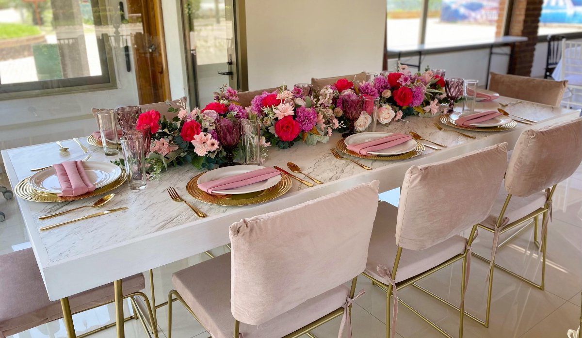 Decoración de mesa para XV años en colores rosas